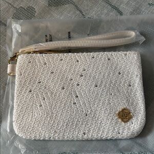 🆕 Kendra Scott Cream Clutch with Gold Details